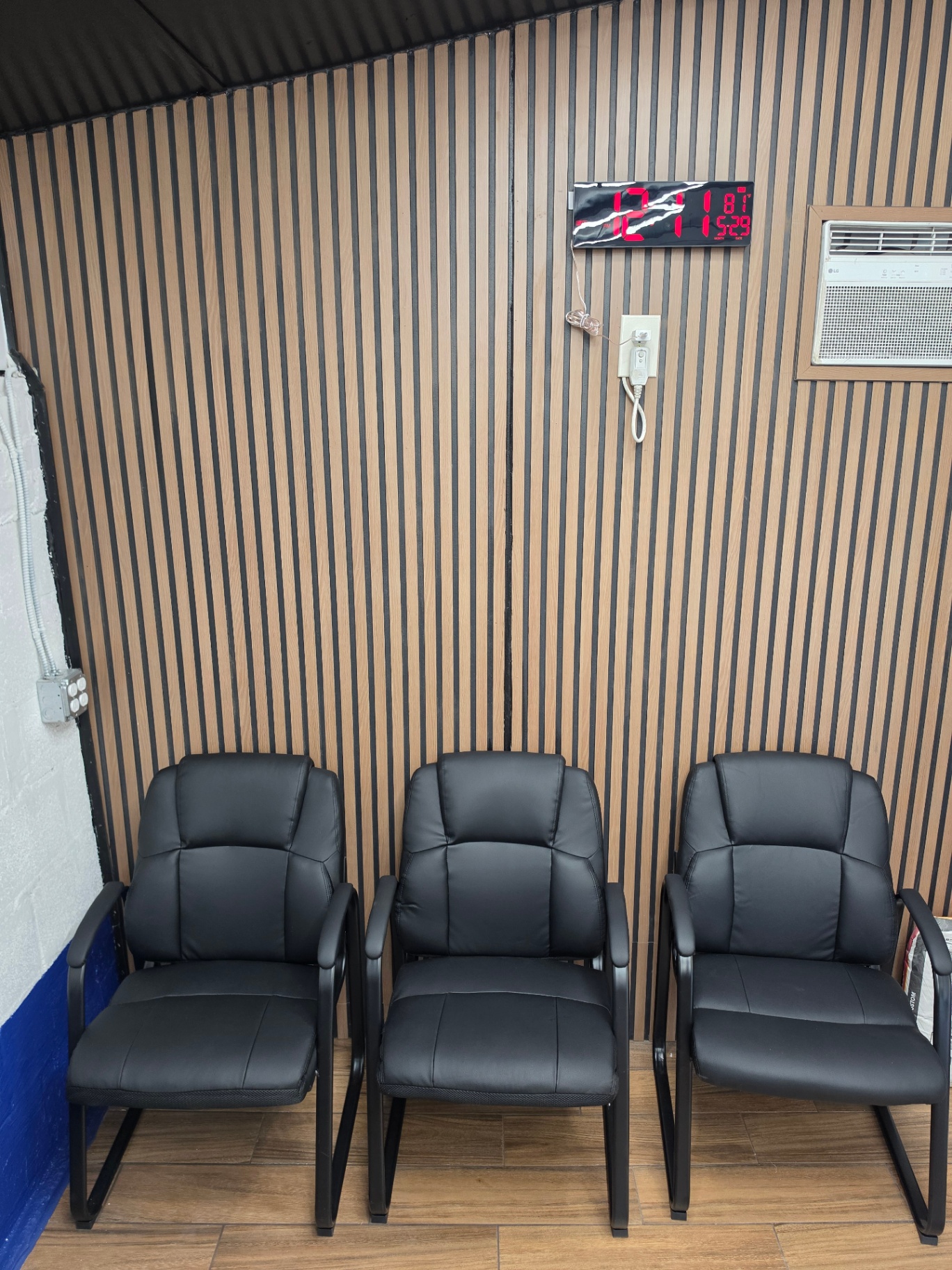 Comfortable customer waiting area at Diaz Auto Clinic